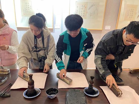 学生体验木版水印。童笑雨 摄