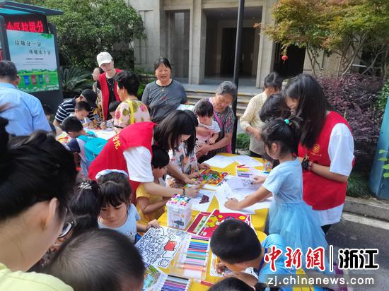 学生进社区组织活动。 顾红建 摄