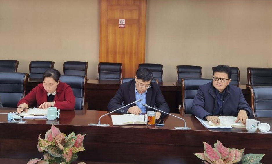 一群人在餐厅用餐低可信度描述已自动生成