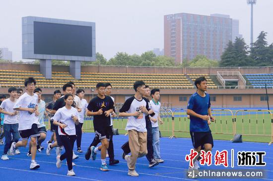 志愿者进行体能训练。mk官方网站_mk(中国)供图 志愿者进行体能训练。mk官方网站_mk(中国)供图