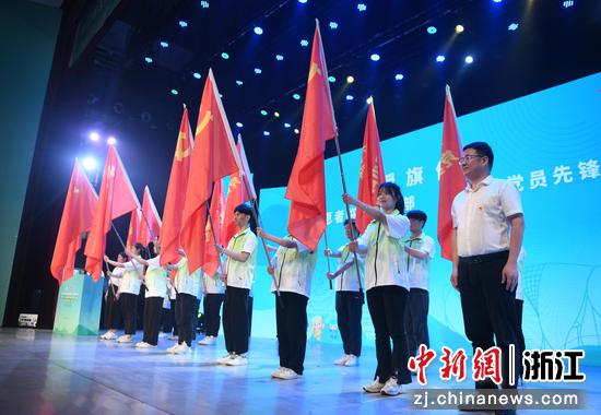 授旗仪式在出征仪式上进行。王刚 摄 授旗仪式在出征仪式上进行。王刚 摄