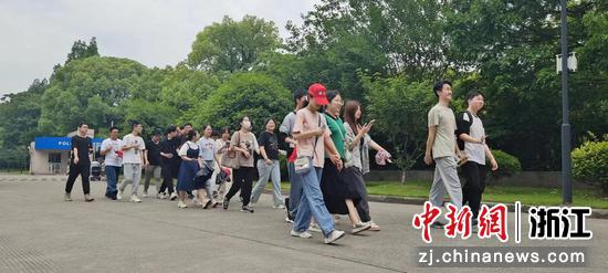 毕业生参与校园毅行活动 校方 供图 毕业生参与校园毅行活动 校方 供图