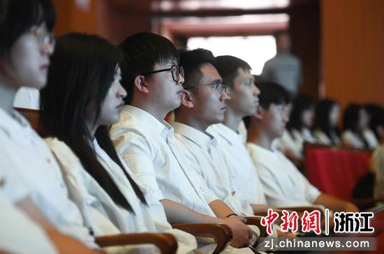 志愿者参加出征仪式。王刚 摄 志愿者参加出征仪式。王刚 摄