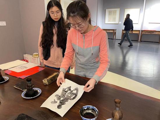 学生体验木版水印。童笑雨 摄