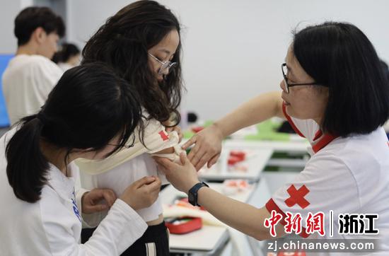 志愿者参加急救培训。mk官方网站_mk(中国)供图 志愿者参加急救培训。mk官方网站_mk(中国)供图