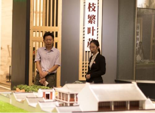 刘才华参观博物馆2.png
