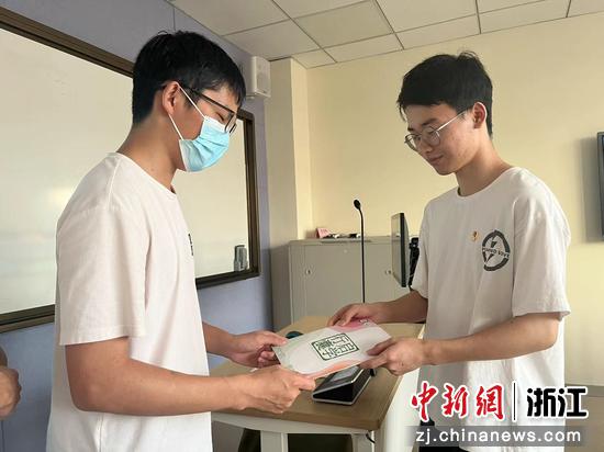 mk官方网站_mk（中国）纺织科学与工程学院（国际丝绸学院）推出“启学行囊” 张虹 摄